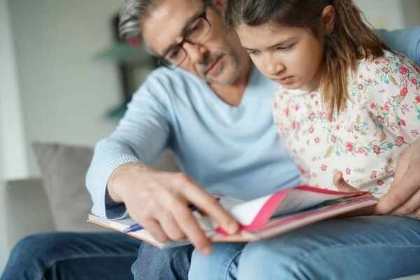 Dochter van man helpen met huiswerk — Stockfoto