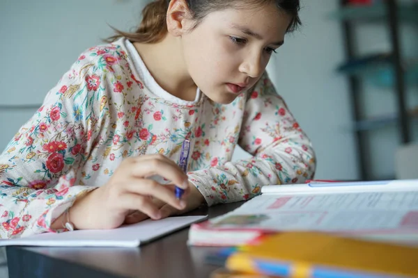 숙제하는 소녀 — 스톡 사진