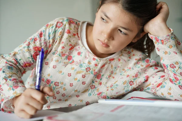 宿題をする女の子 — ストック写真