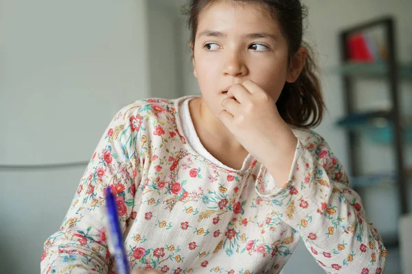 Menina fazendo lição de casa — Fotografia de Stock