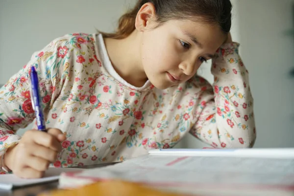 Menina fazendo lição de casa — Fotografia de Stock