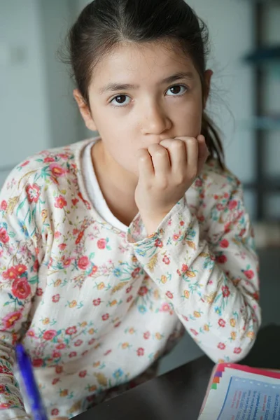 Menina fazendo lição de casa — Fotografia de Stock