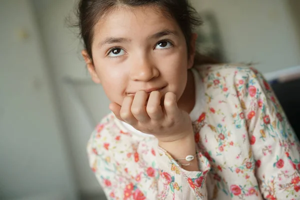 Retrato Menina Sorrindo Bonito Sorrindo — Fotografia de Stock