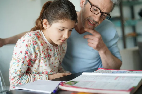 Muž pomáhá dcera s domácími úkoly — Stock fotografie