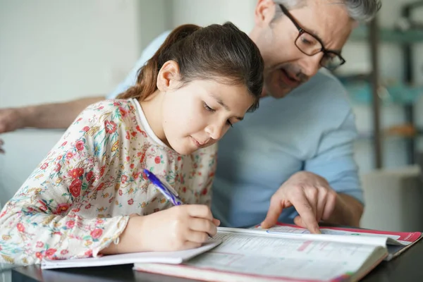 Uomo aiutare figlia con i compiti — Foto Stock