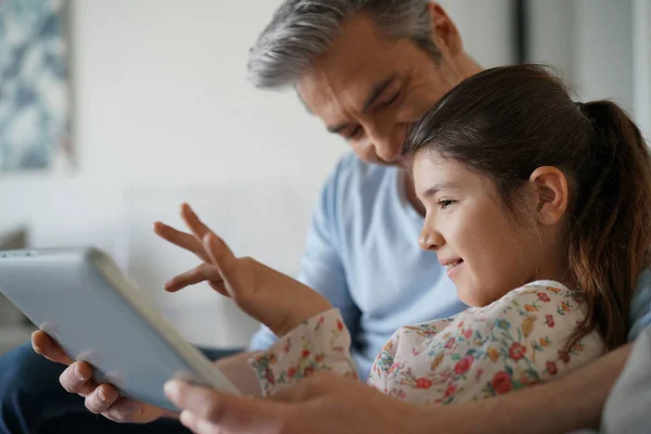 Chica usando tableta con papá — Foto de Stock