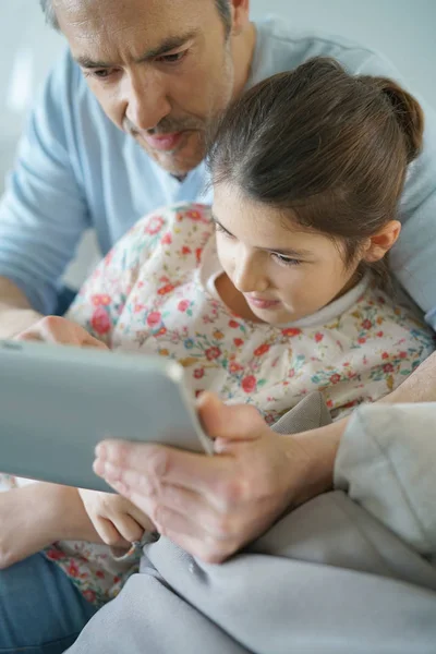 女孩和爸爸一起使用平板电脑 — 图库照片