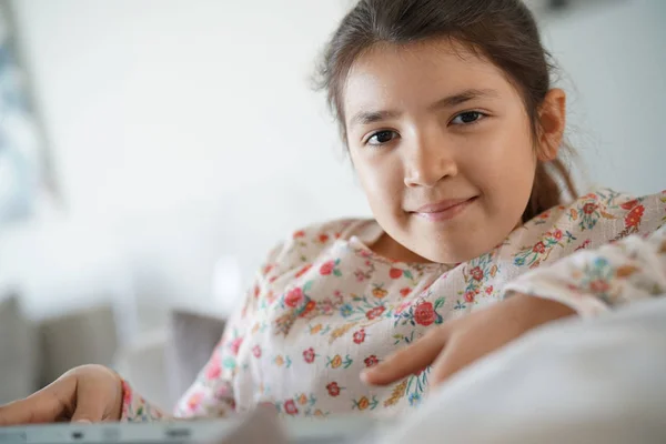 Adolescente con occhiali da vista utilizzando tablet — Foto Stock