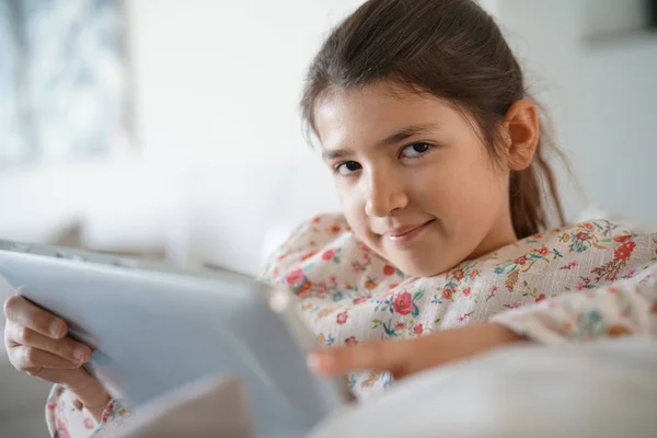 Adolescente con anteojos usando tableta — Foto de Stock