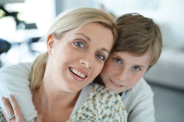 Mãe e menino relaxante — Fotografia de Stock