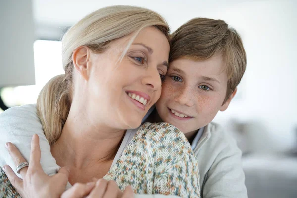 Mutter und kleiner Junge entspannen sich — Stockfoto