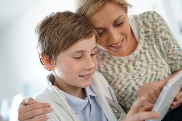 Mother and son websurfing with  tablet — Stock Photo, Image