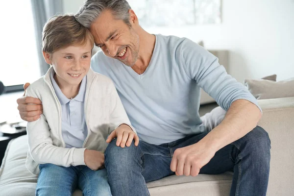 Vader en zoon ontspannen in sofa — Stockfoto