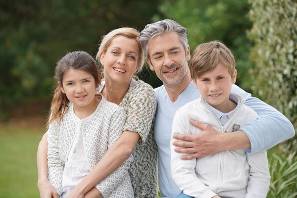 Gelukkig familie poseren — Stockfoto