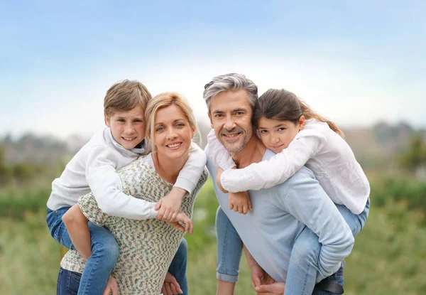 Familia feliz posando —  Fotos de Stock