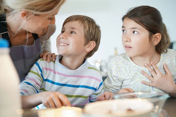 Mommy with kids baking cake — Stock Photo, Image