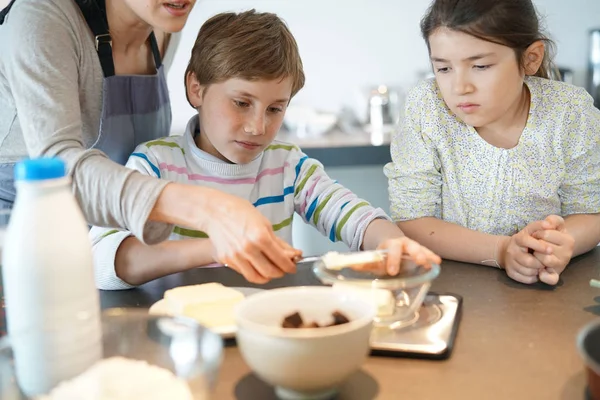 Maman avec des enfants cuisson gâteau — Photo