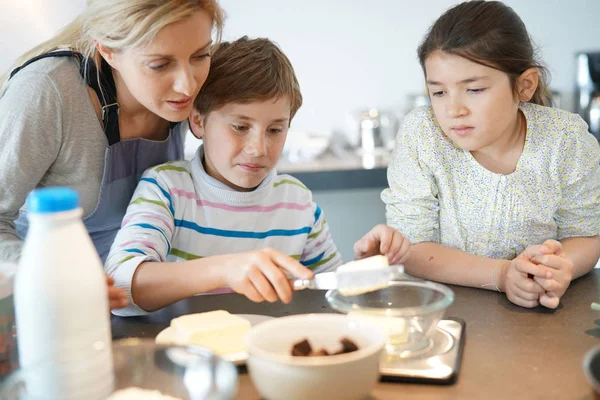 Maman avec des enfants cuisson gâteau — Photo