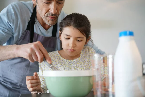 Papa met dochter taart bakken — Stockfoto