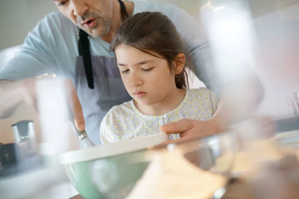 Papa met dochter taart bakken — Stockfoto