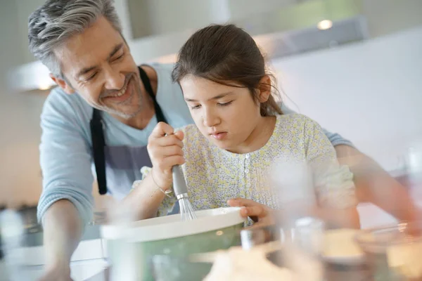 Daddy with daughter baking cake — Stock Photo, Image