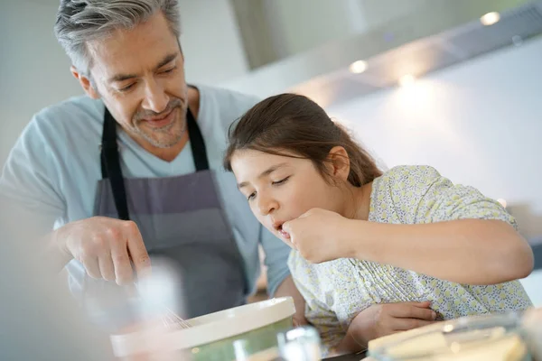 Papa avec fille gâteau de cuisson — Photo