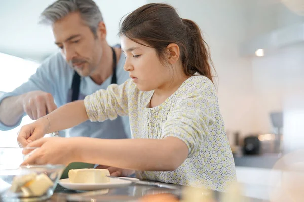 Papa met dochter taart bakken — Stockfoto