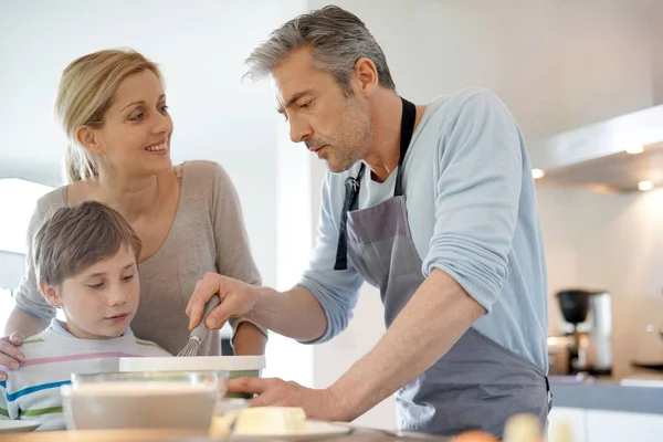 Family cooking together — Stock Photo, Image