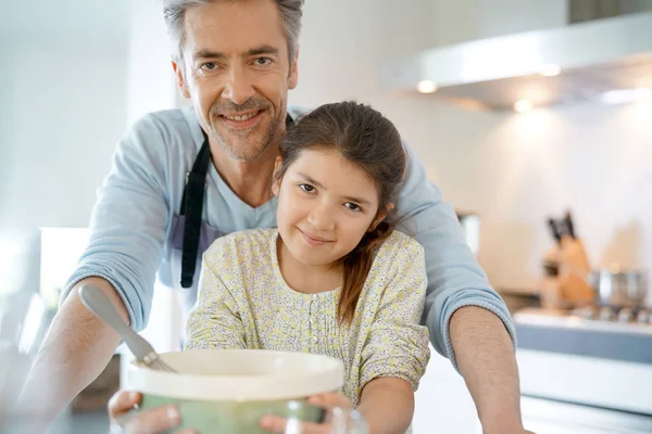 Daddy with daughter baking cake — Stock Photo, Image