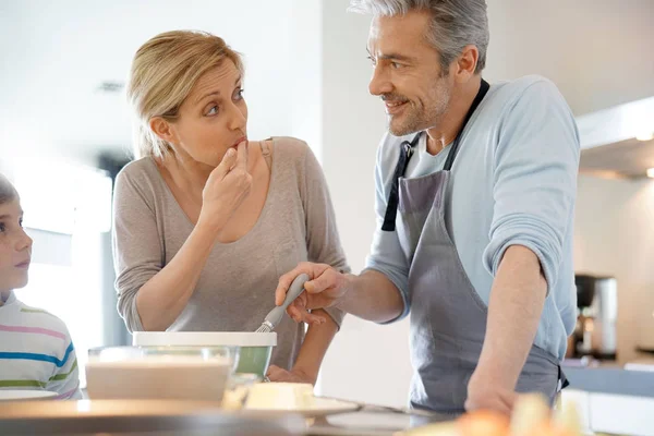 Family cooking together — Stock Photo, Image
