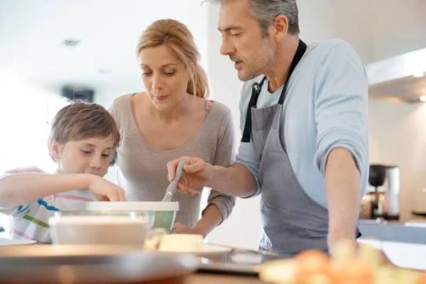 Familie koken samen — Stockfoto