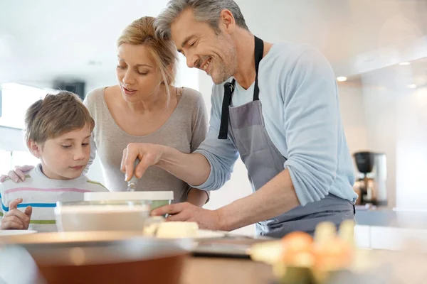 Familie koken samen — Stockfoto