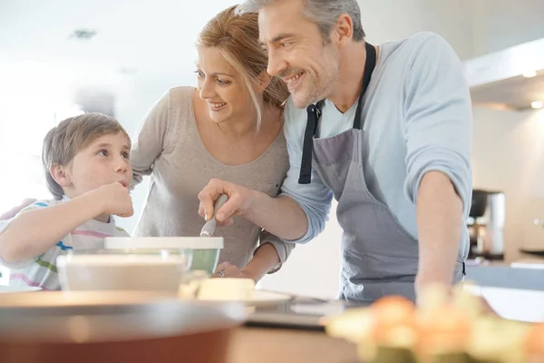 Familie koken samen — Stockfoto