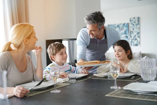 Dad serving pizza to family — Stock Photo, Image