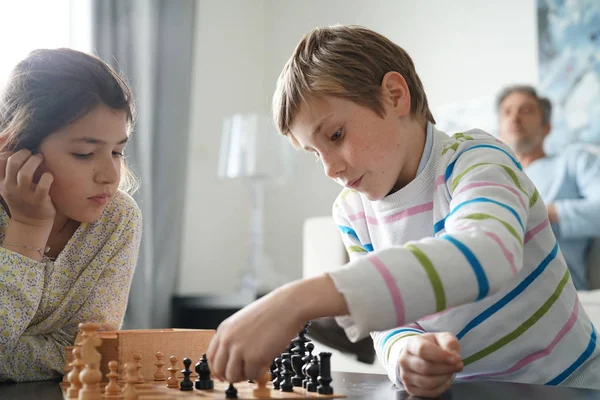 Family playing chess game — Stock Photo, Image