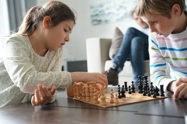 Family playing chess game — Stock Photo, Image