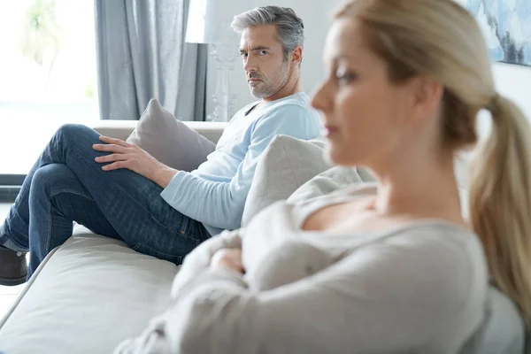 Sorgliga paret sitter på soffan — Stockfoto