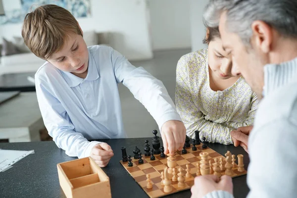 Satranç oyunu oynarken aile — Stok fotoğraf