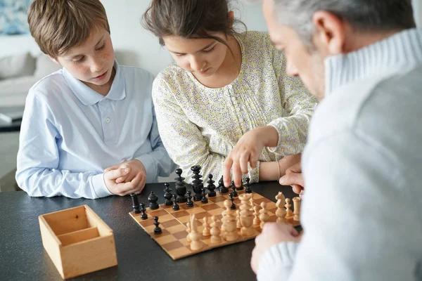 Famiglia che gioca a scacchi — Foto Stock