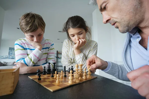 Familia jugando ajedrez juego —  Fotos de Stock