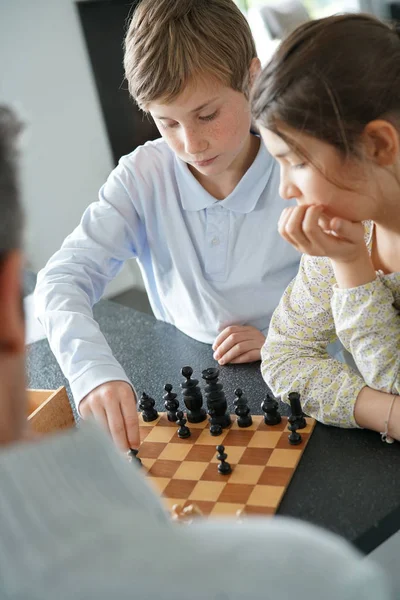 Familia jugando ajedrez juego — Foto de Stock