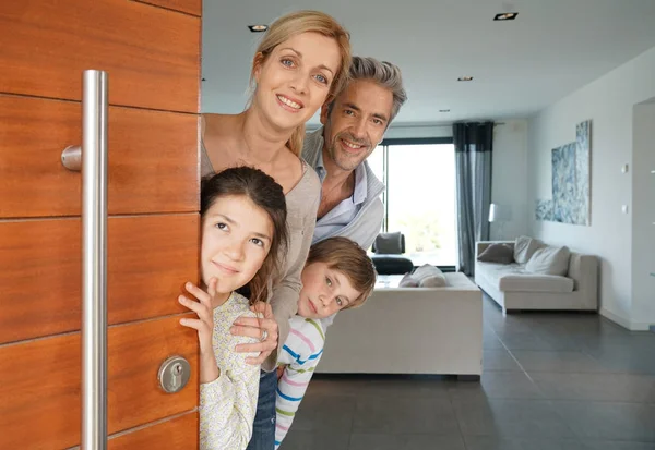 Family of four opening  front door — Stock Photo, Image