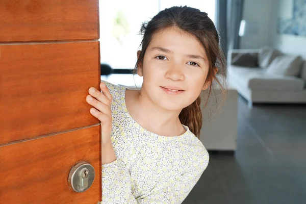 Молода Дівчина Вітає Людей Біля Вхідних Дверей — стокове фото