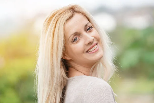 Attractive  blond woman posig — Stock Photo, Image