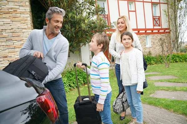 Familjens packning resväskor i bil — Stockfoto