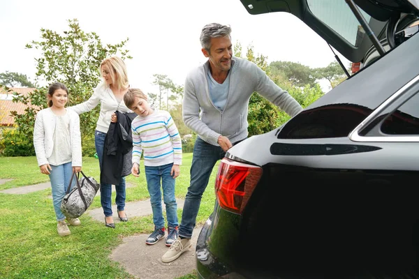 Familie verpakking koffers in de auto — Stockfoto