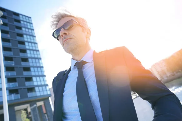 Homme d'affaires debout devant le bâtiment — Photo