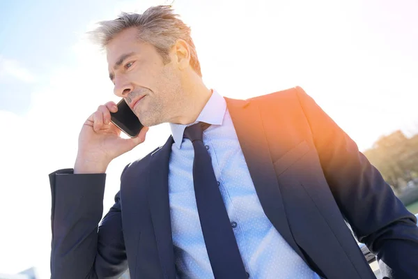 Uomo d'affari che parla al telefono — Foto Stock