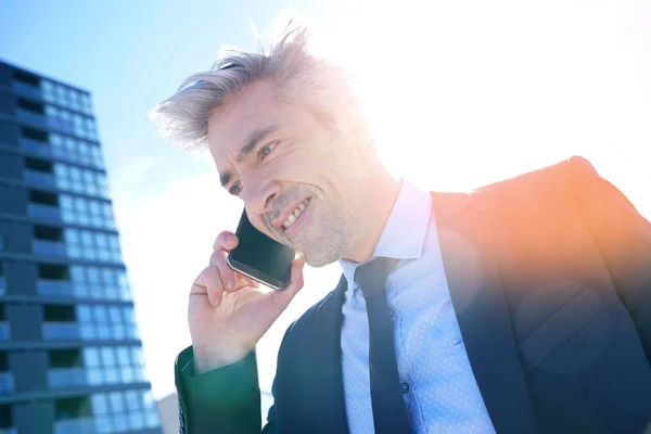 Affärsman pratar i telefon — Stockfoto