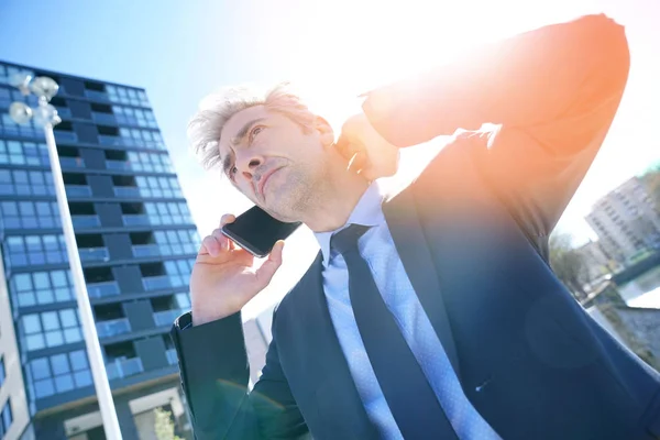 Geschäftsmann telefoniert — Stockfoto